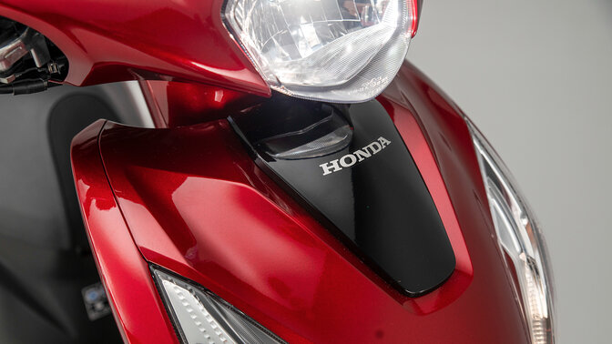 Honda Vision 110 - detailní pohled na přední aerodynamický kryt a světlomet