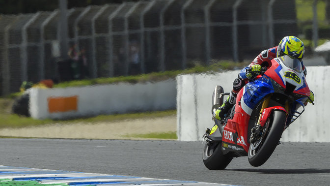 Přední tříčtvrtinový pohled na motocykl Honda Fireblade při závodu mistrovství superbiků.