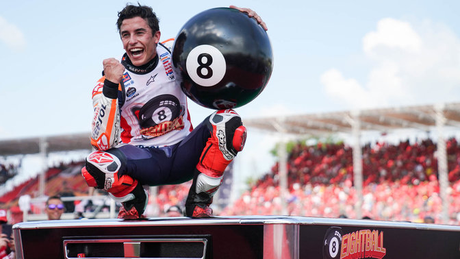Jezdec týmu Honda, Marc Marquez, oslavuje vítězství v závodě MotoGP.
