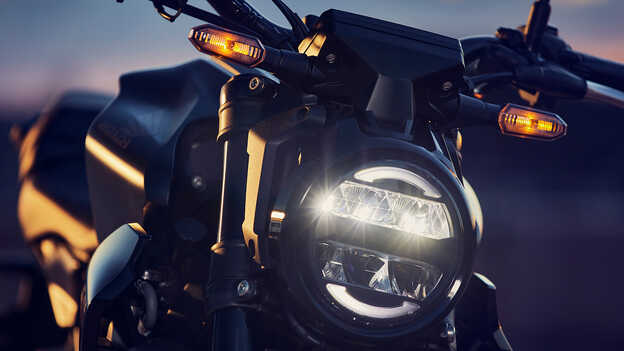 Detailní záběr plného LED osvětlení stroje Honda CB300R 