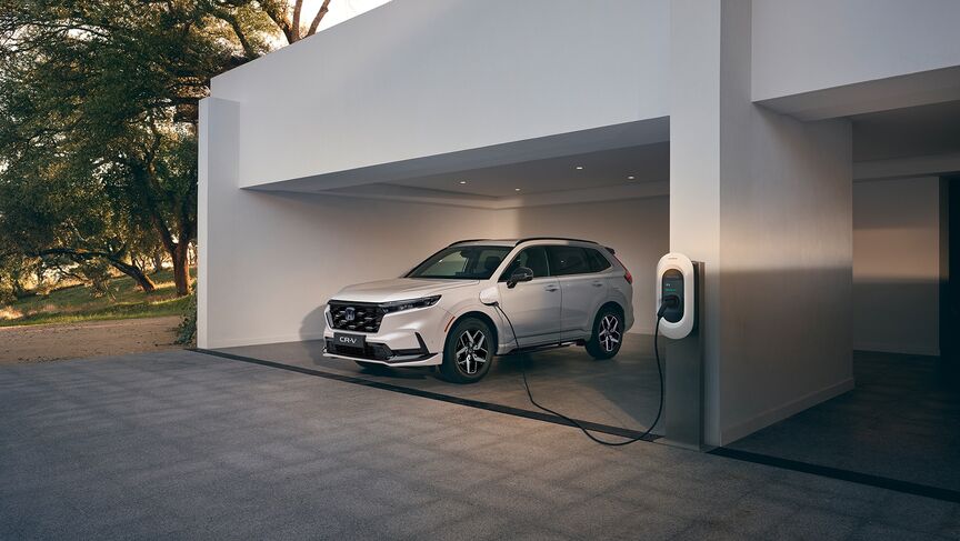 Automobil Honda zaparkovaný pod přístřeškem