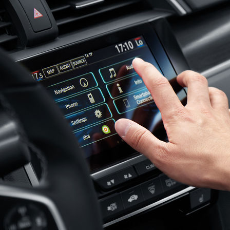 Detailní záběr multimediálního systému Honda CONNECT.