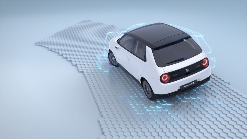 Zadn&iacute; tř&iacute;čtvrtinov&yacute; pohled shora na model Honda e ve&nbsp;studiu