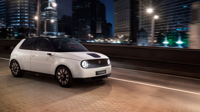 Honda e s&nbsp;městem v&nbsp;pozad&iacute;