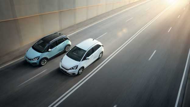 Honda Jazz a Honda Crosstar jedoucí vedle sebe