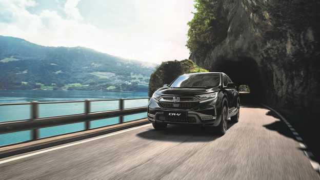 Tříčtvrtinový pohled zepředu na model CR-V Hybrid
