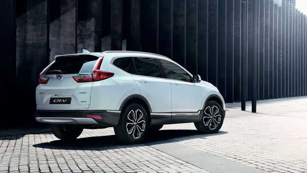 Pohled zezadu na vůz Honda CR-V Hybrid zaparkovaný na ulici