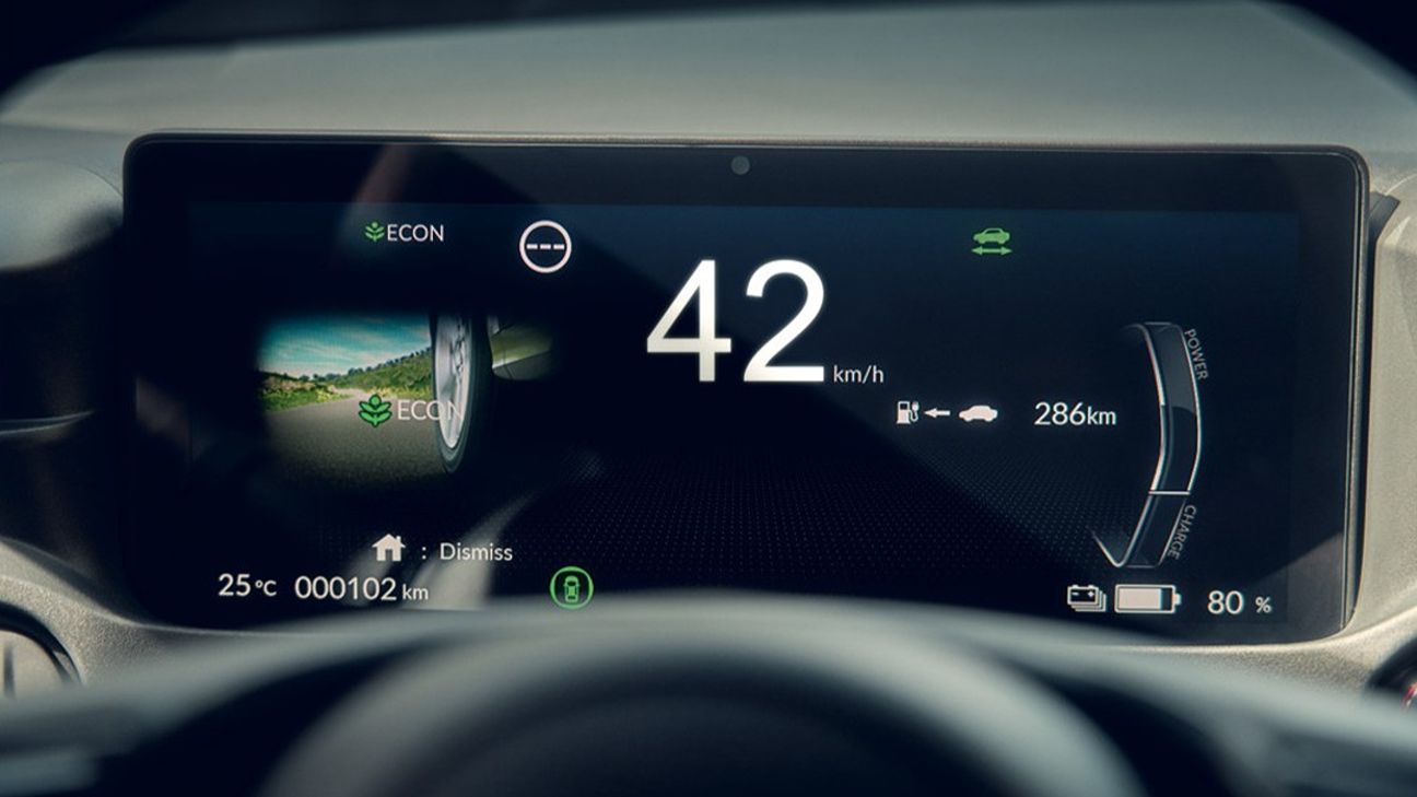 Přístrojová deska elektromobilu zobrazující údaje o dojezdu