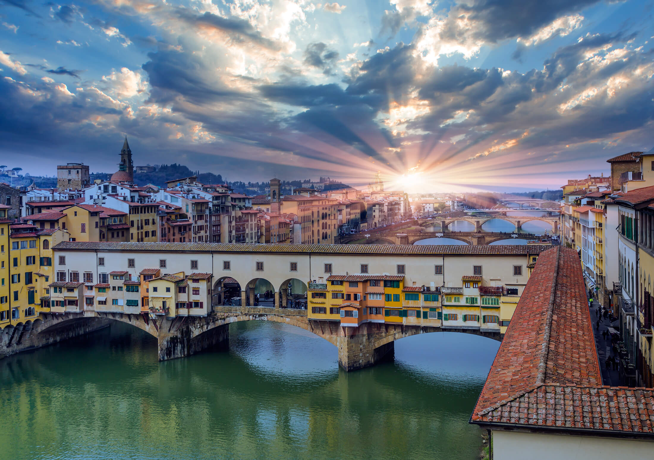 Slunce nad mostem Ponte Vecchio ve Florencii, Itálie