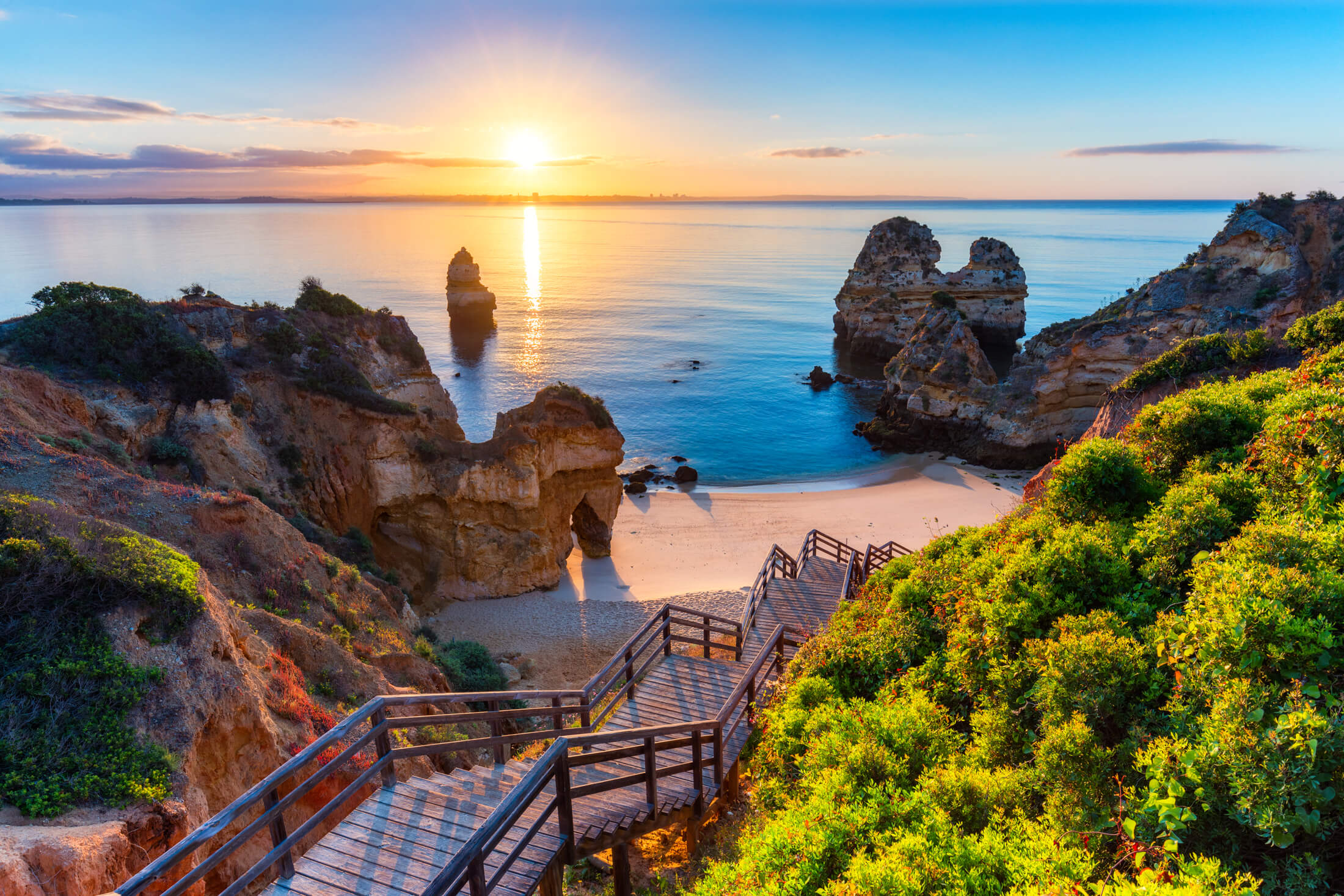 Kroky vedoucí na skrytou pláž na portugalském pobřeží Algarve