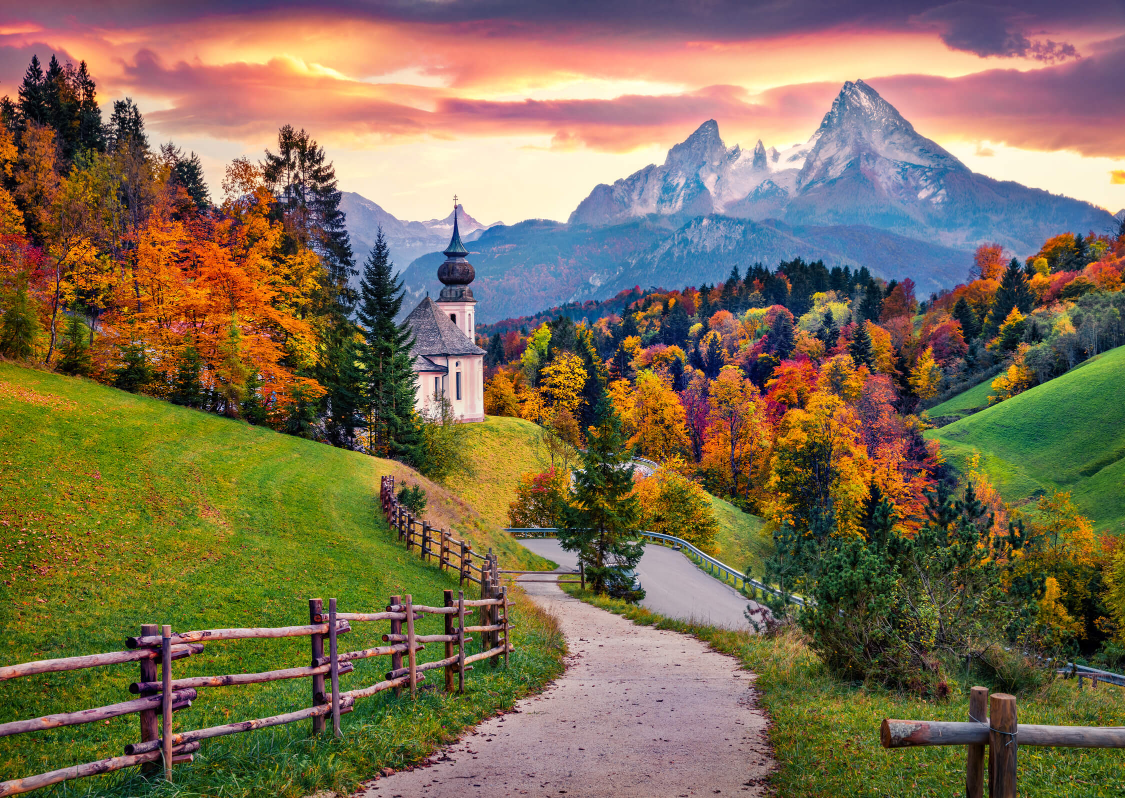 Poutní kostel Maria Gern v Berchtesgadenu, schovaný mezi bavorskými horami, Německo