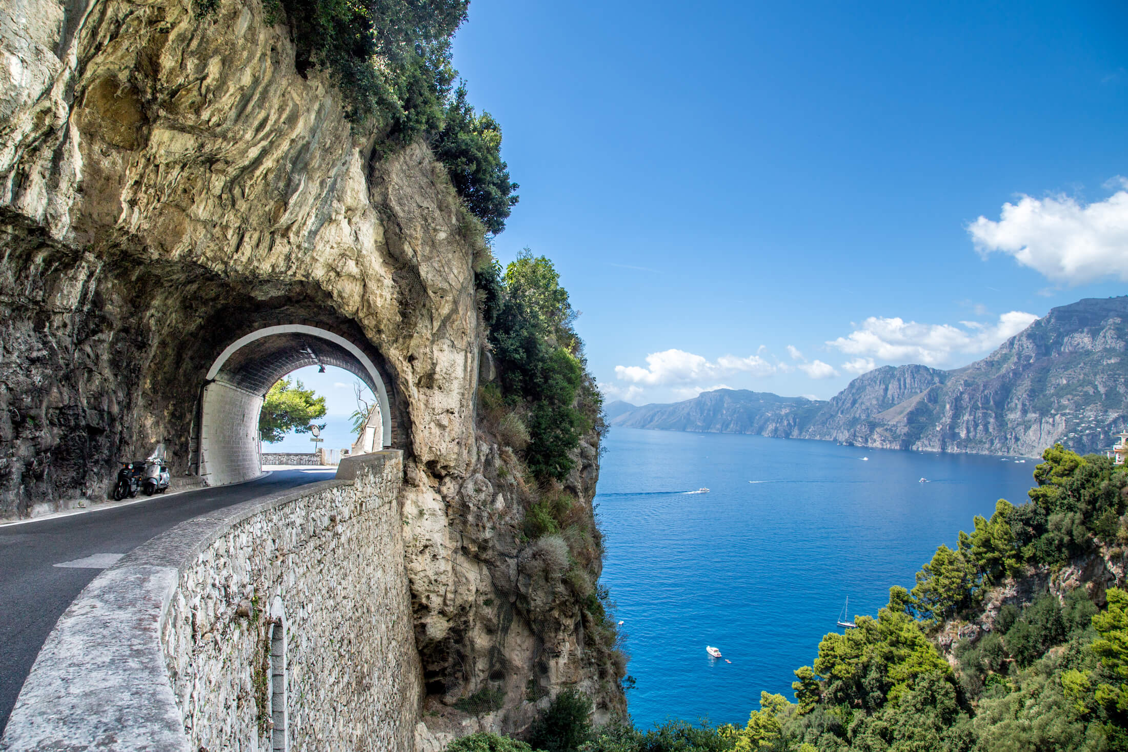 Silnice kopírující útesy na italském pobřeží Amalfi