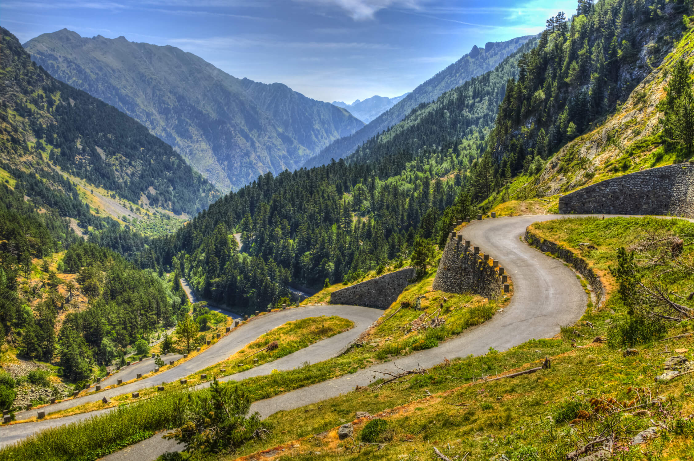Klikatá cesta v Pyrenejských horách