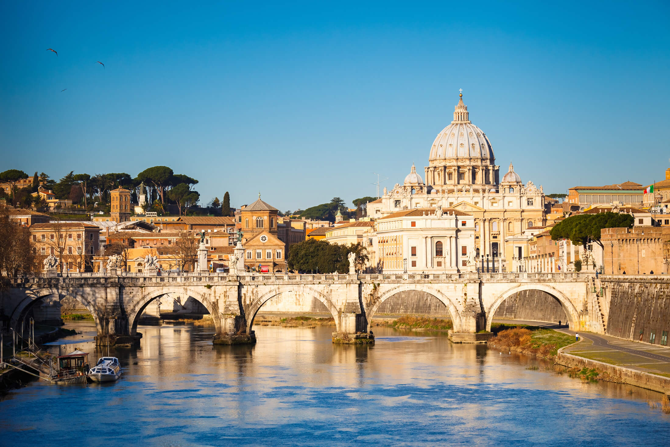 Pohled na řeku Tiberu a baziliku svatého Petra v Římě, Itálie