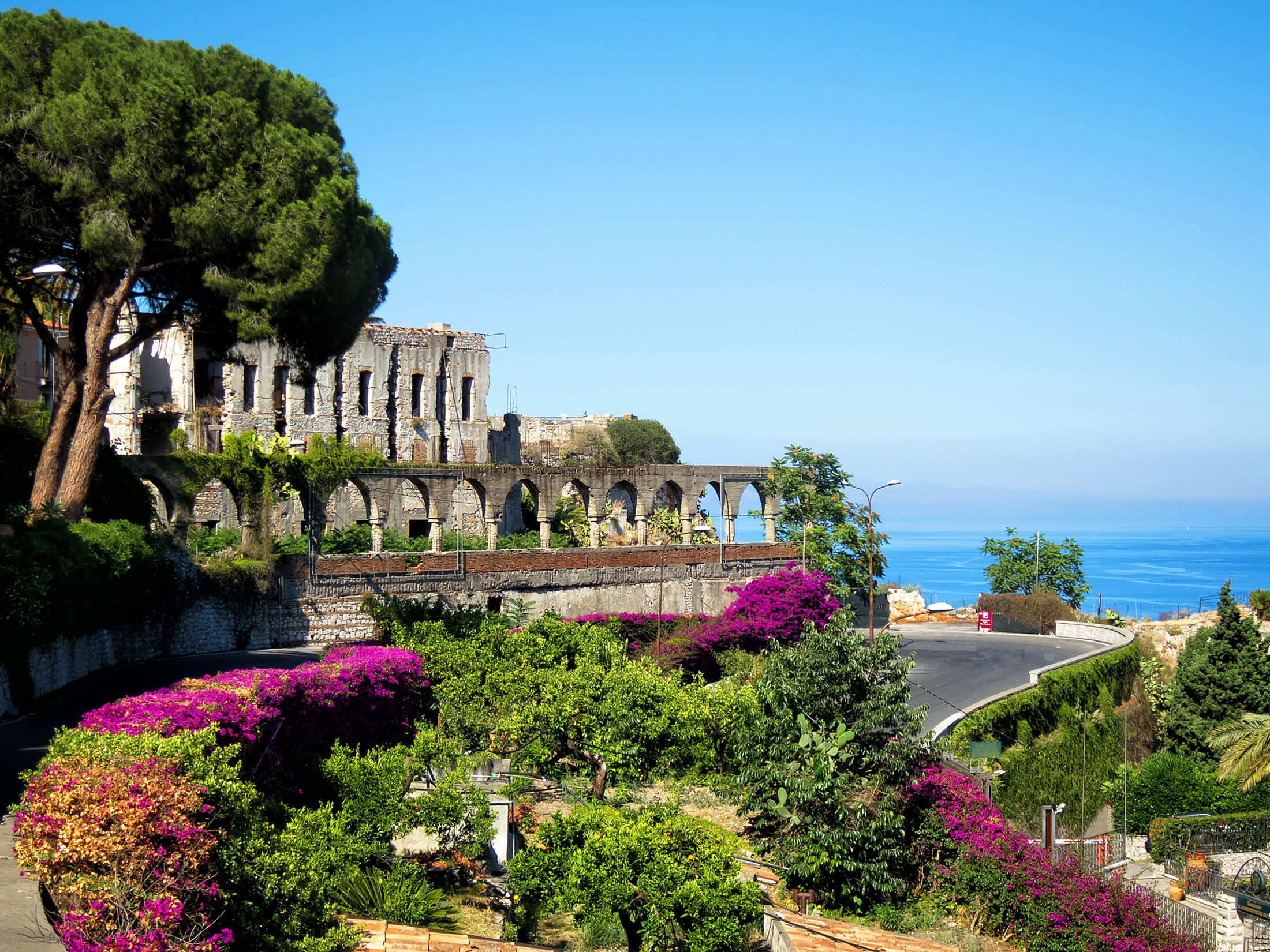 Barevné zahrady u starého města v italské Sicílii