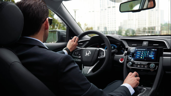 Pohled na interiér modelu Honda Civic sedan s manuální převodovkou