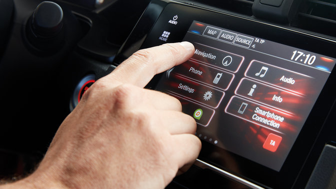 Detailní záběr multimediálního systému Honda CONNECT s navigací Garmin.