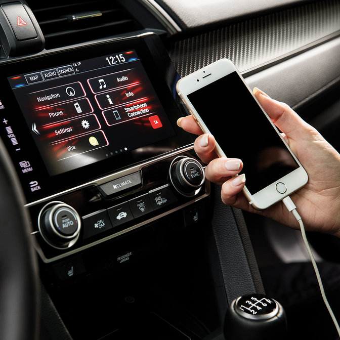 Detailní záběr multimediálního systému Honda CONNECT s aplikací Apple iPlay.