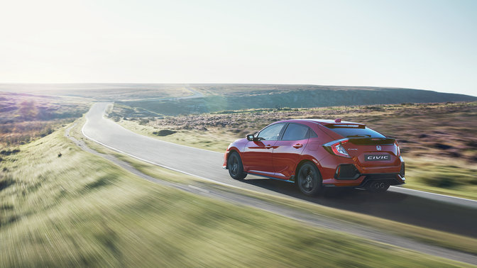 Zadní tříčtvrtinový pohled na model Honda Civic. Venkovní snímek.