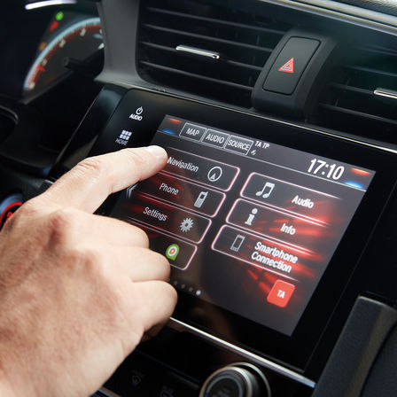 Detailní záběr multimediálního systému Honda CONNECT.