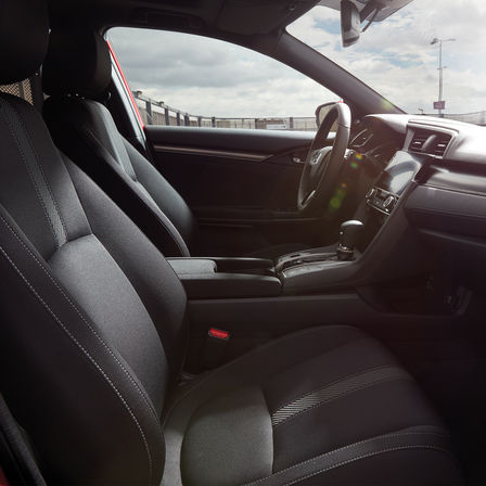 Záběr interiéru modelu Honda Civic.
