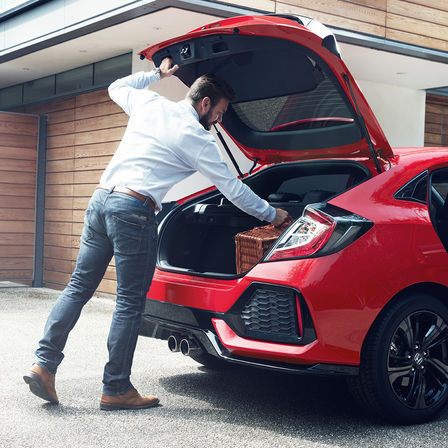 Zadní tříčtvrtinový pohled na model Honda Civic – záběr zavazadlového prostoru.