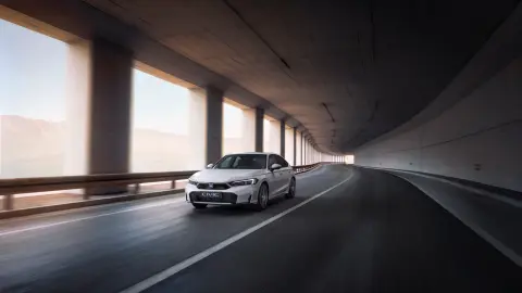 Hybridní vůz Civic projíždí ulicí.