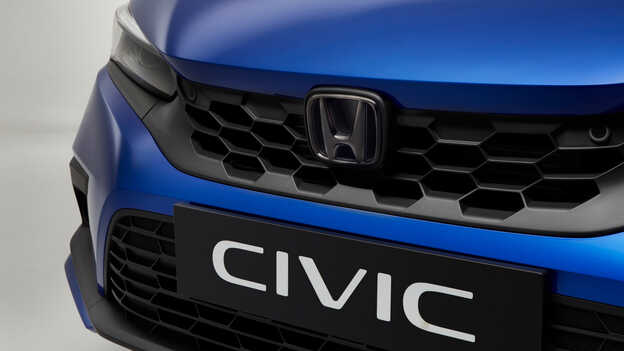 Honda Civic e:HEV se sadou Ilmenite Titanium