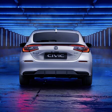Pohled zezadu na hatchback Honda Civic e:HEV.