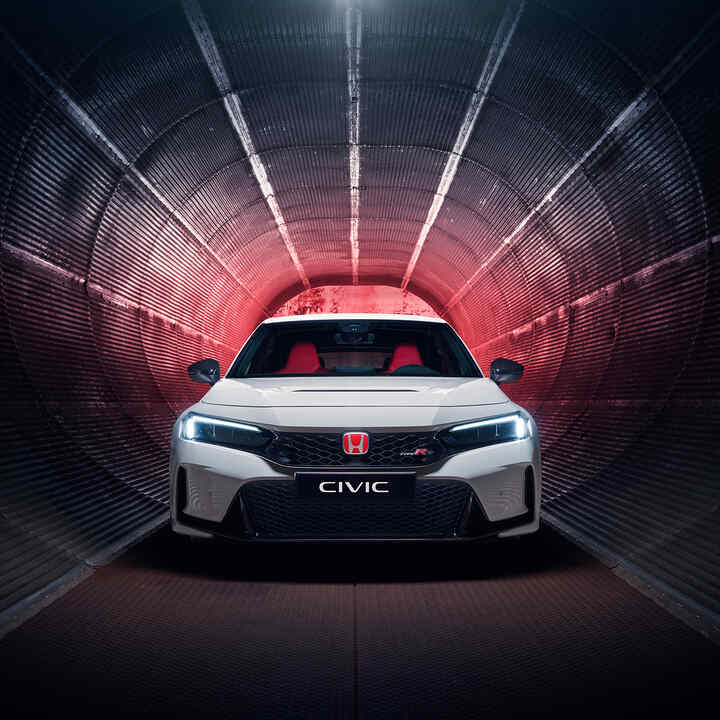 Pohled na přední část auta Honda Civic Type R v tunelu. 