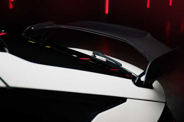 Detail karbonového křídlového spoileru. 