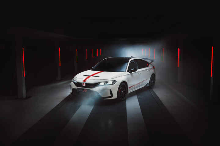 Pohled na přední část auta Honda Civic Type R v tunelu. 