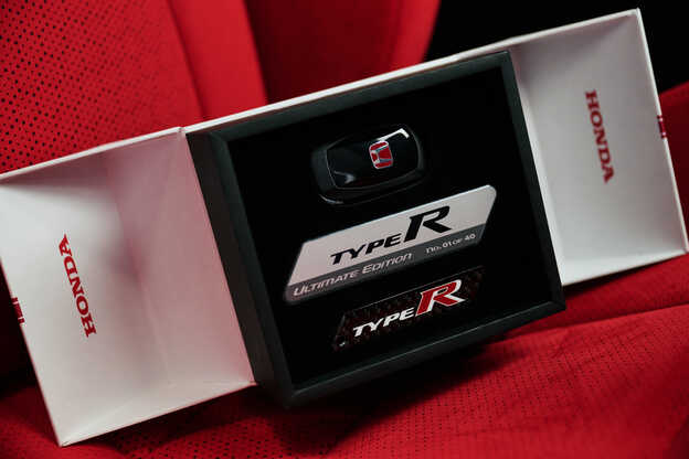 Detail panelu jízdních režimů Hondy Civic Type R. 