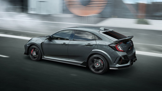 Tříčtvrtinový pohled zezadu na model Civic Type R GT