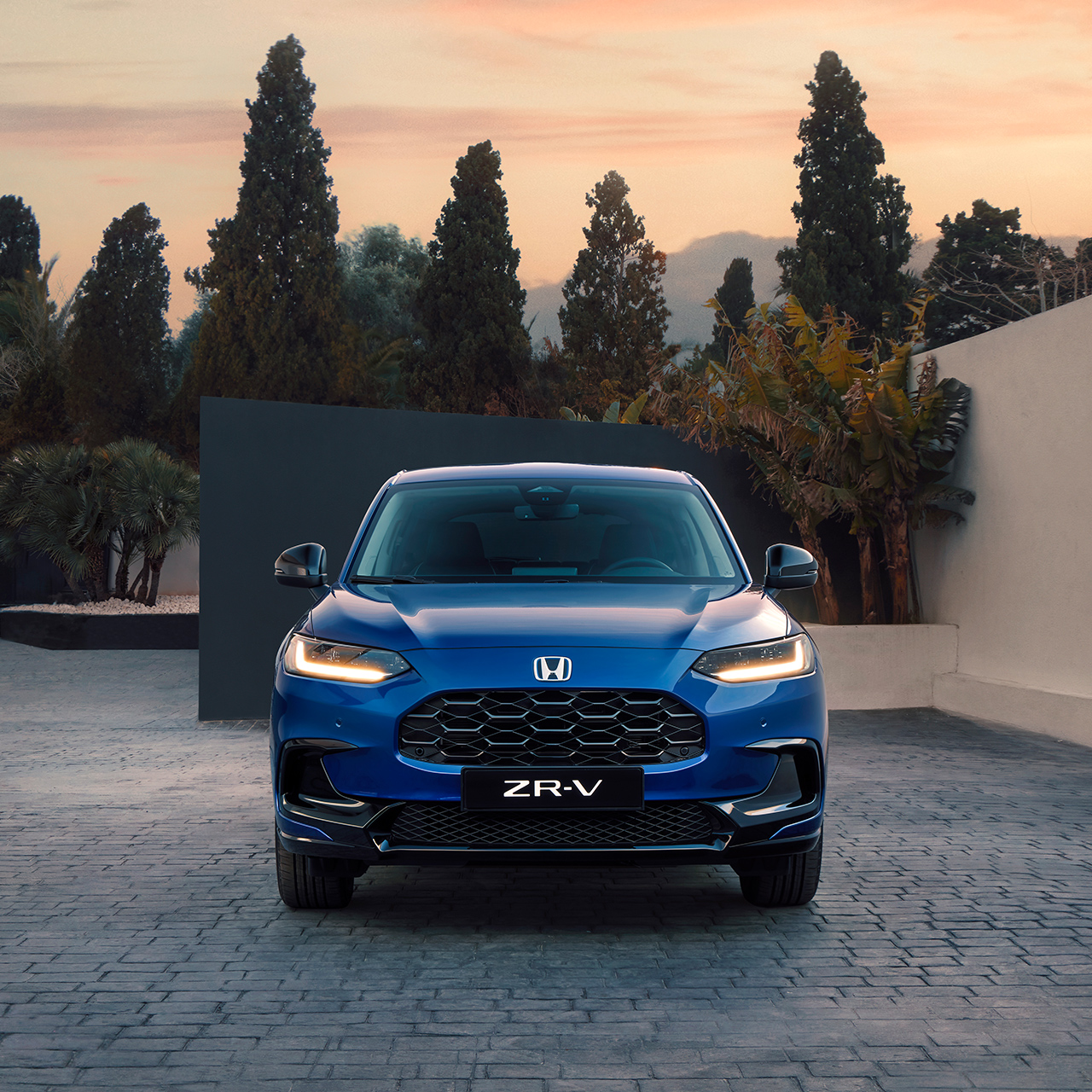 Zcela nové kompaktní SUV – plně hybridní e:HEV