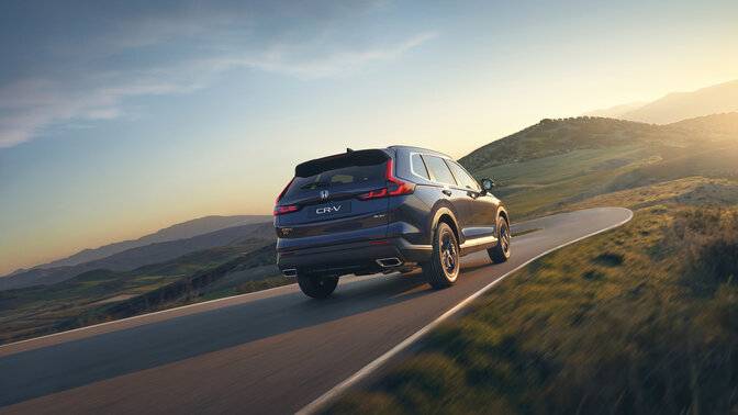 Boční pohled zezadu na modré hybridní SUV CR-V v horách