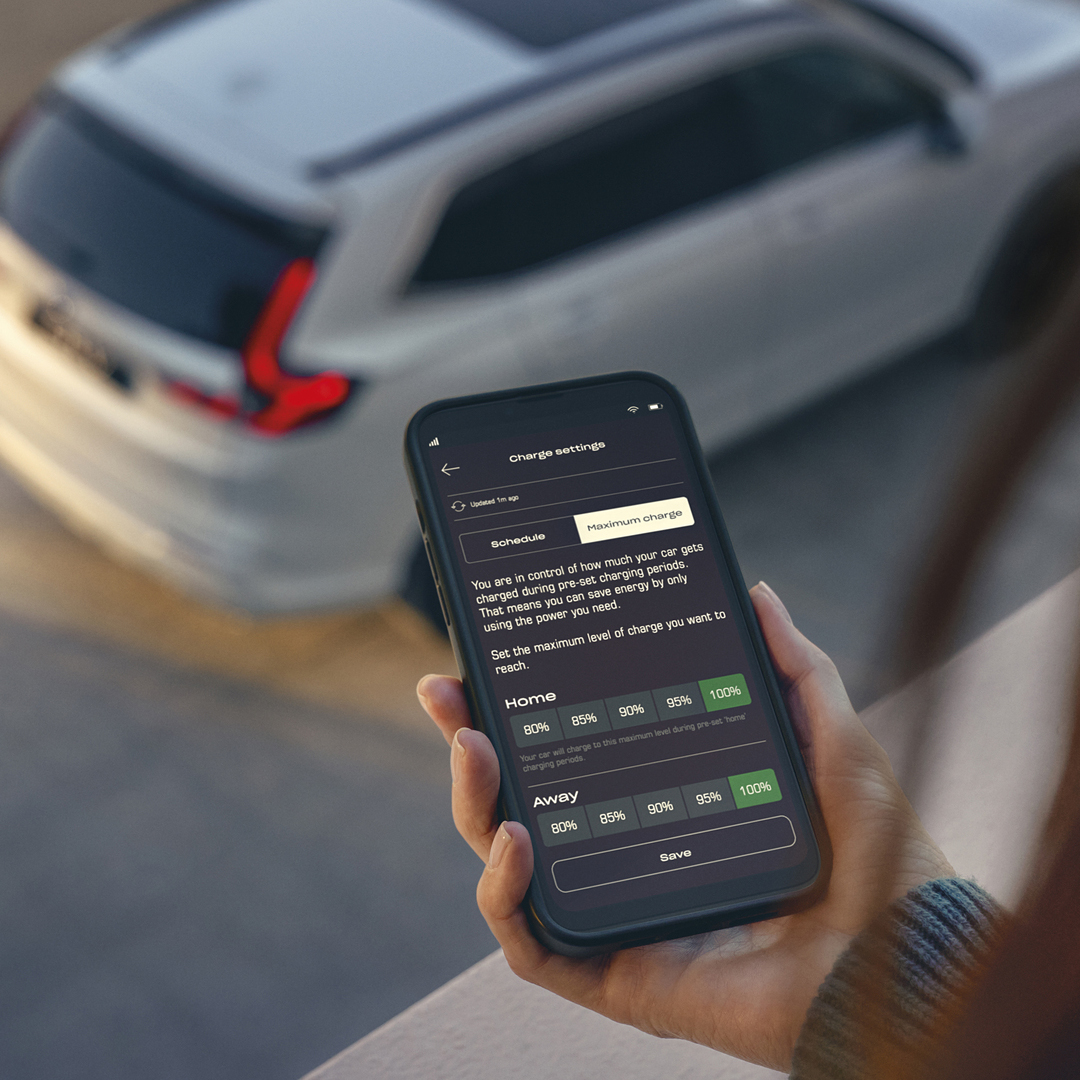 Detailní záběr na figuranta používajícího aplikaci My Honda+