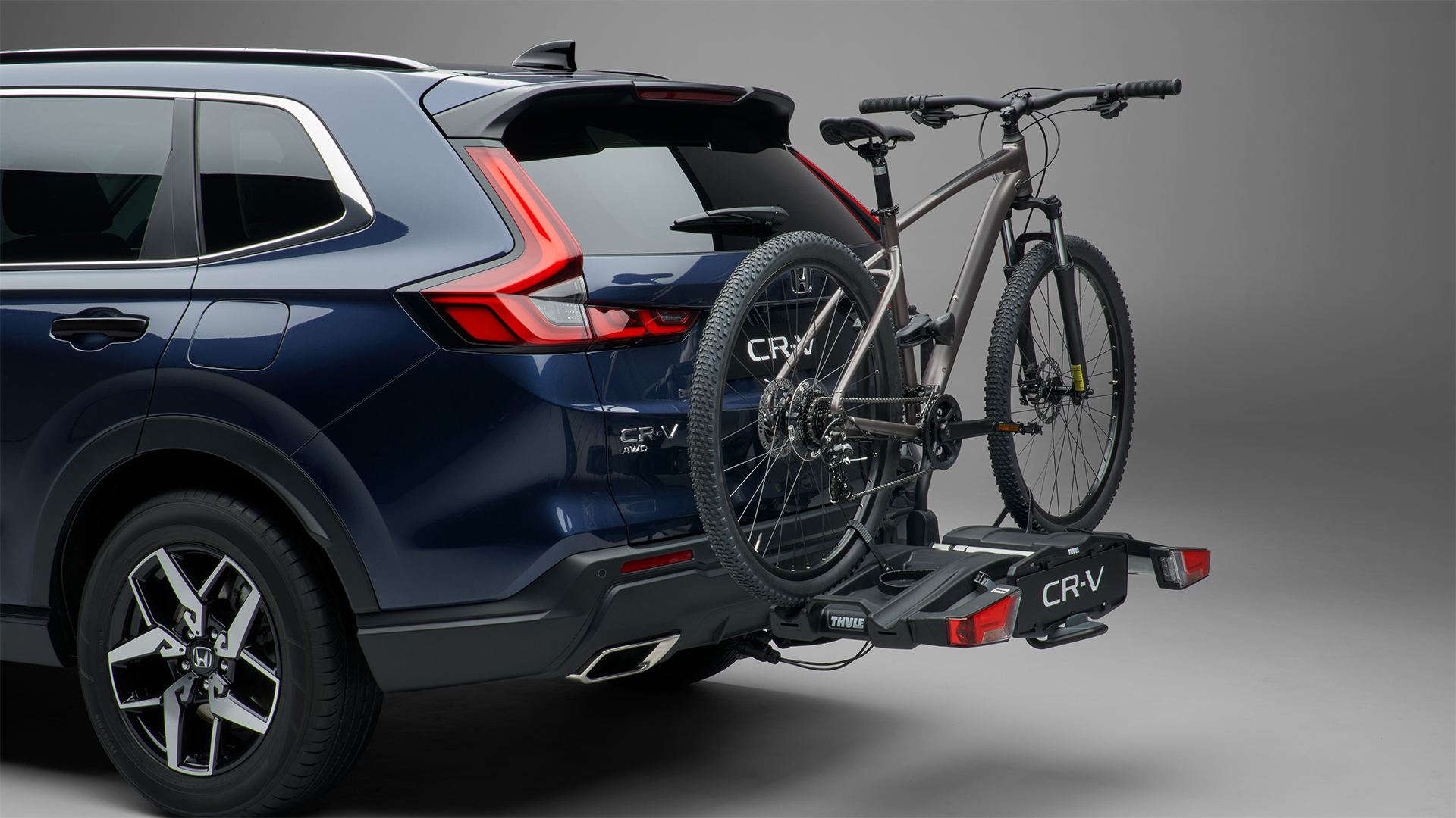 Zadní tříčtvrtinový pohled na model Honda CR-V Hybrid s nosičem jízdních kol