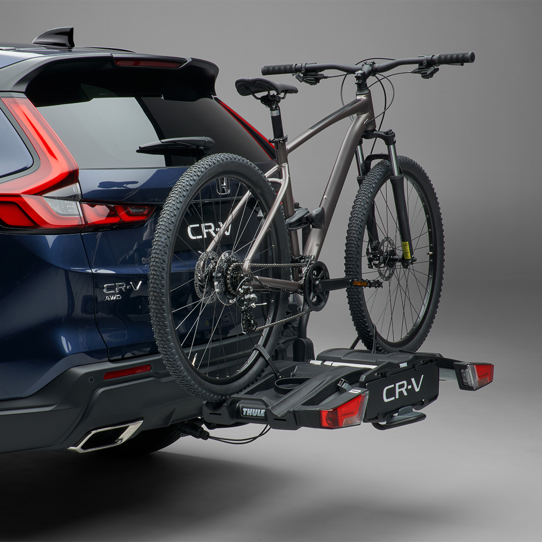 Zadní tříčtvrtinový pohled na model Honda CR-V Hybrid s nosičem jízdních kol