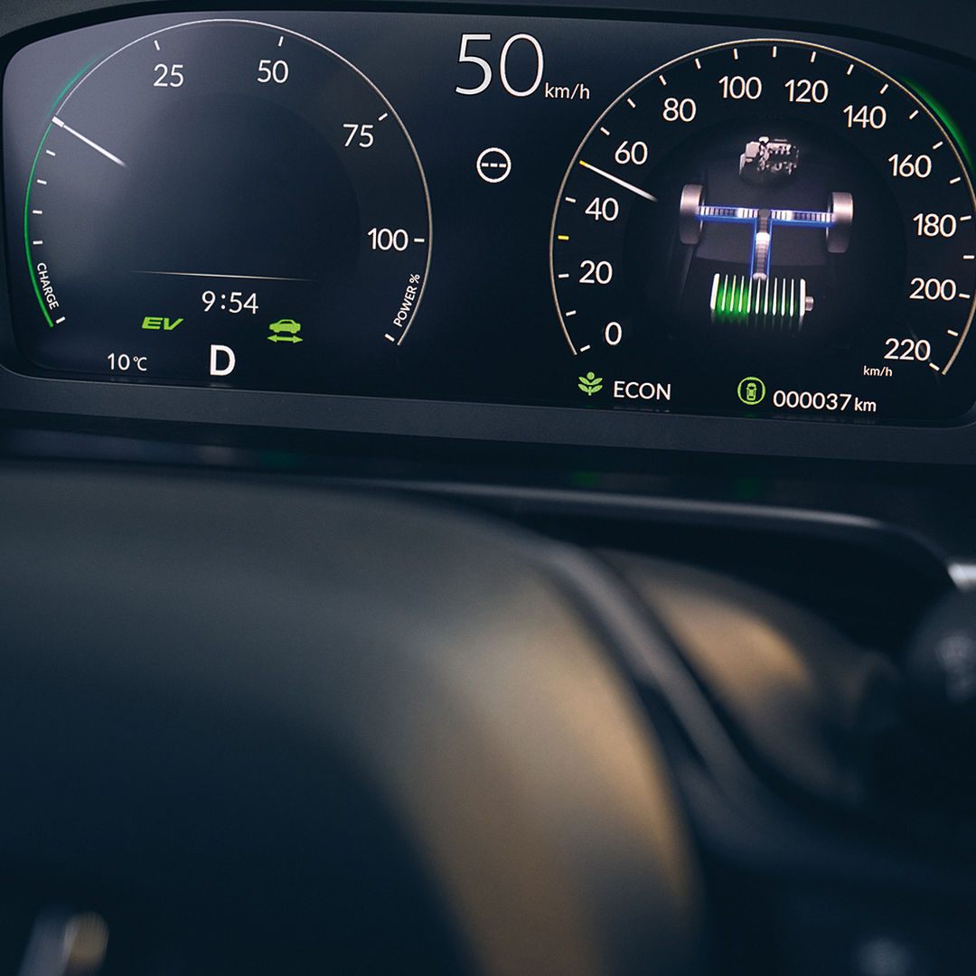 Detailní záběr digitálního displeje řidiče vozu Honda CR-V Hybrid