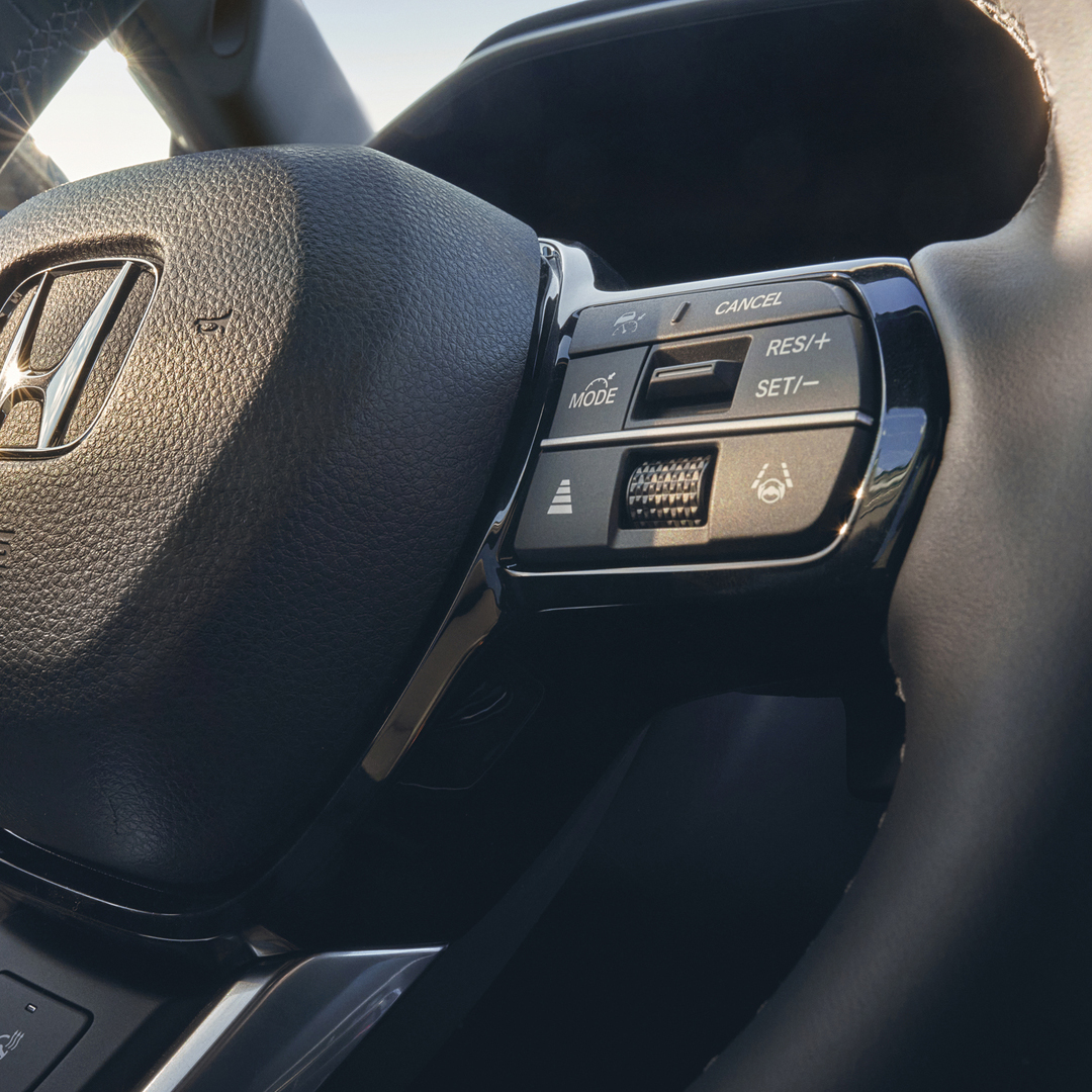 Detailní záběr vyhřívaného koženého volantu vozu Honda CR-V Hybrid