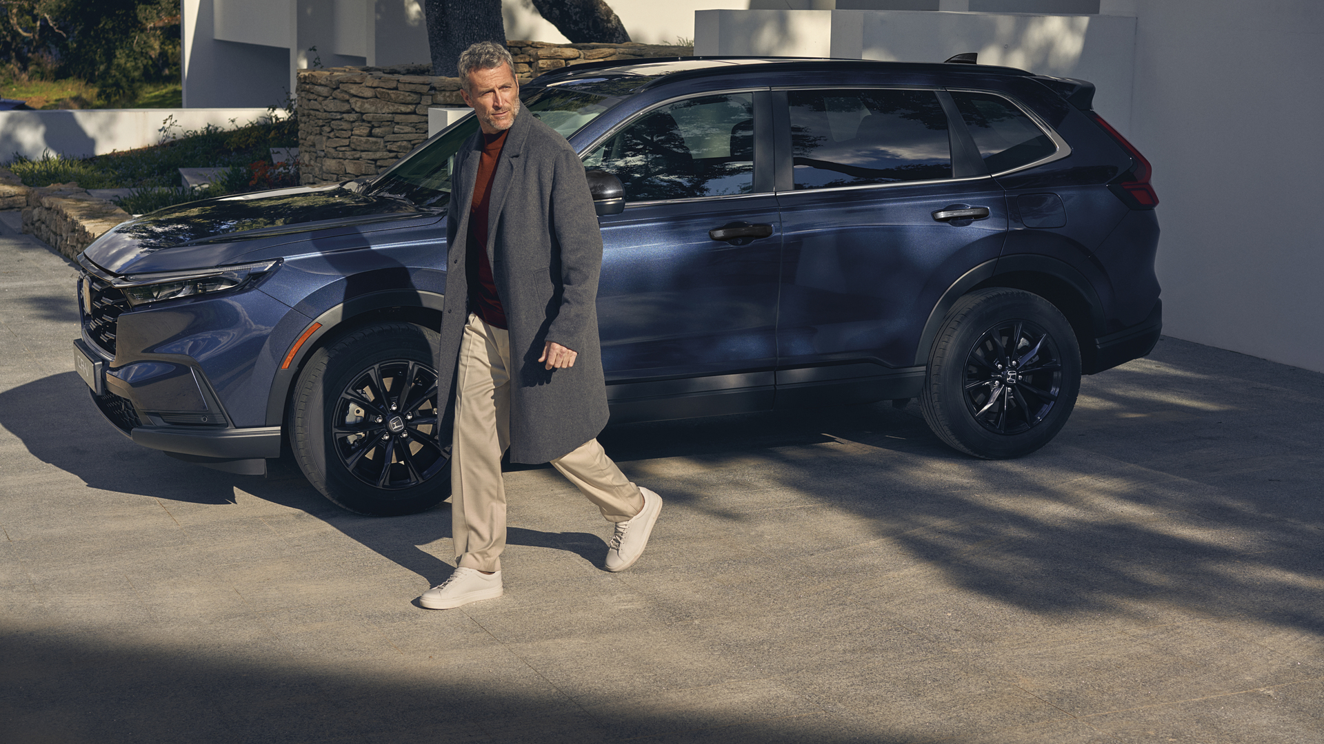 Boční pohled na vůz Honda CR-V Hybrid s figurantem