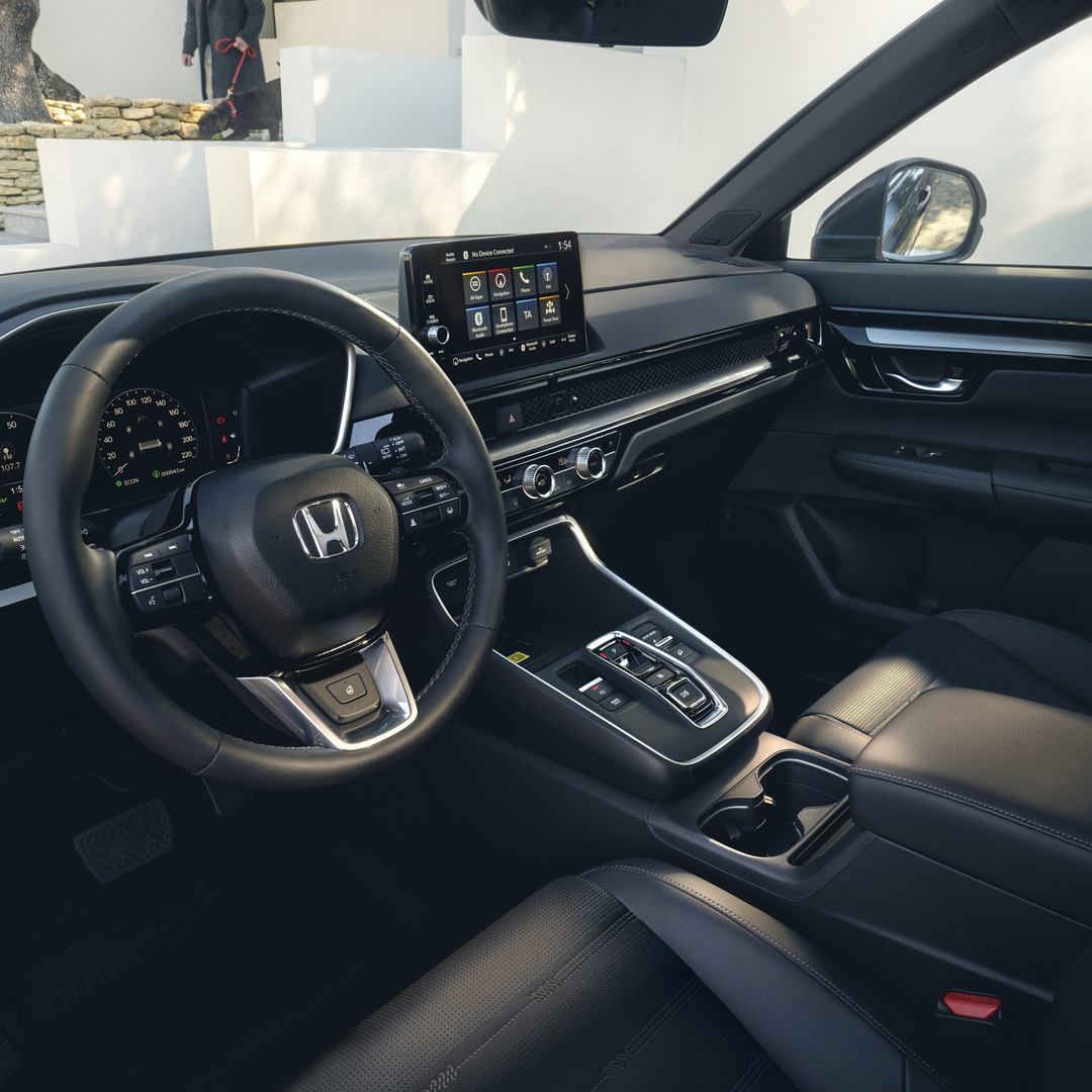 Tříčtvrtinový pohled na interiér modelu Honda CR-V Hybrd SUV.