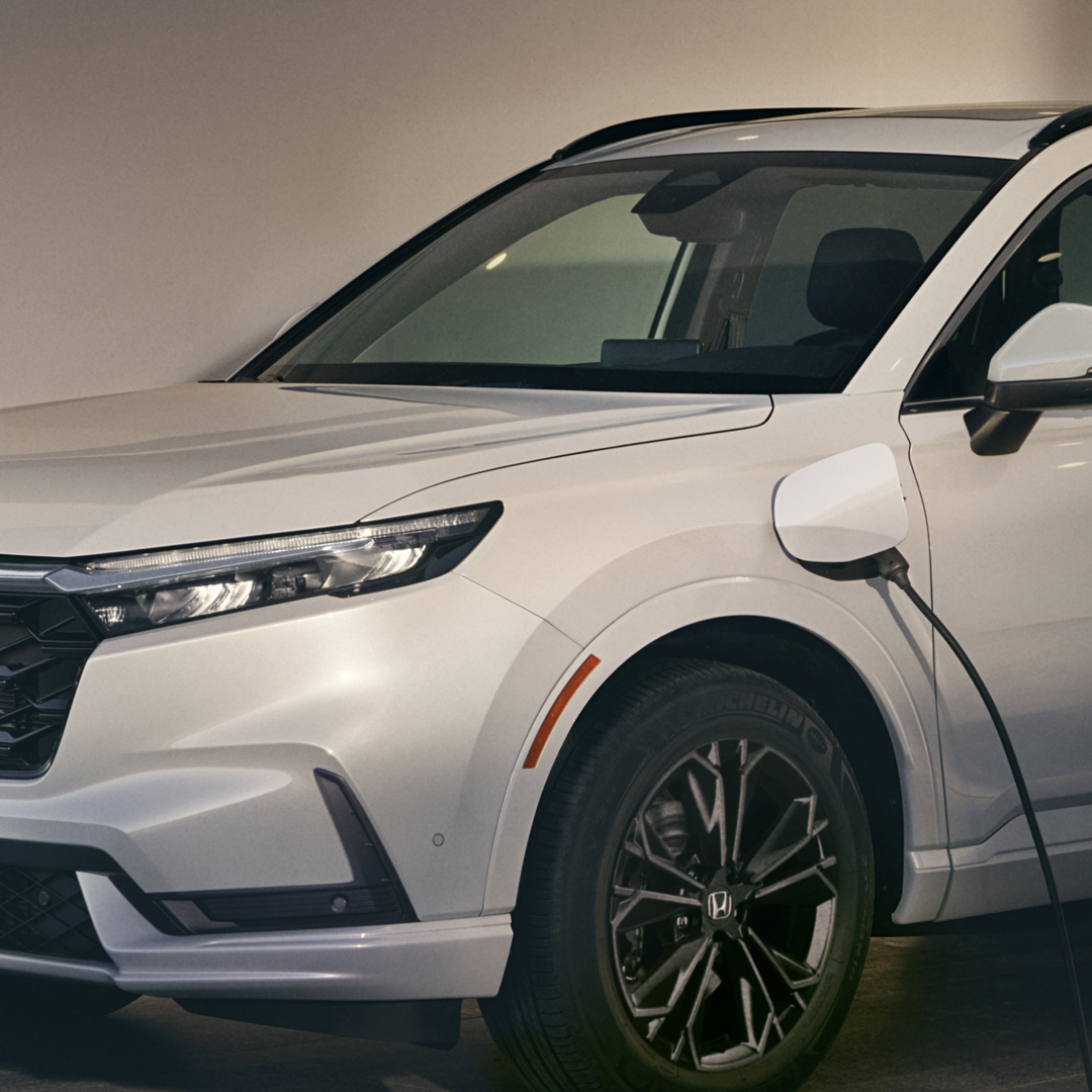 Detailní záběr na nabíječku Honda Power Charger s vozem Honda CR-V Hybrid