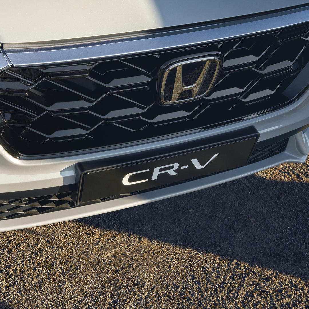 Detailní záběr masky chladiče automobilu Honda CR-V Hybrid