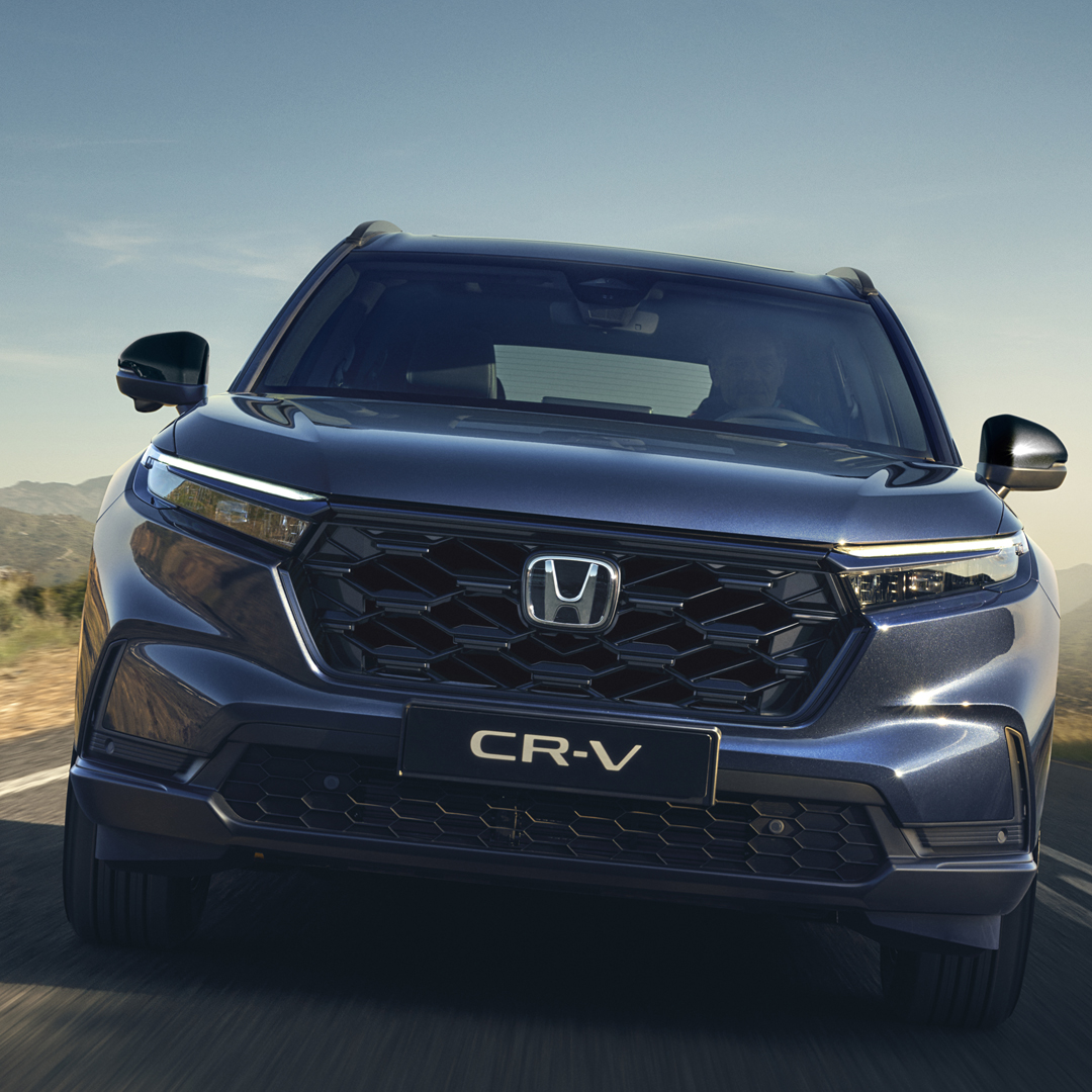 Pohled zepředu na model Honda CR-V Hybrid v horách