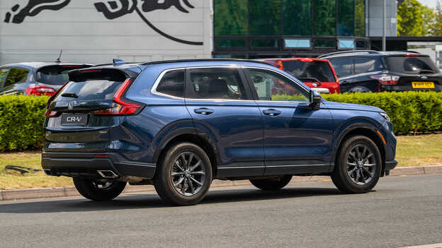 Pohled zezadu na hybridní SUV Honda