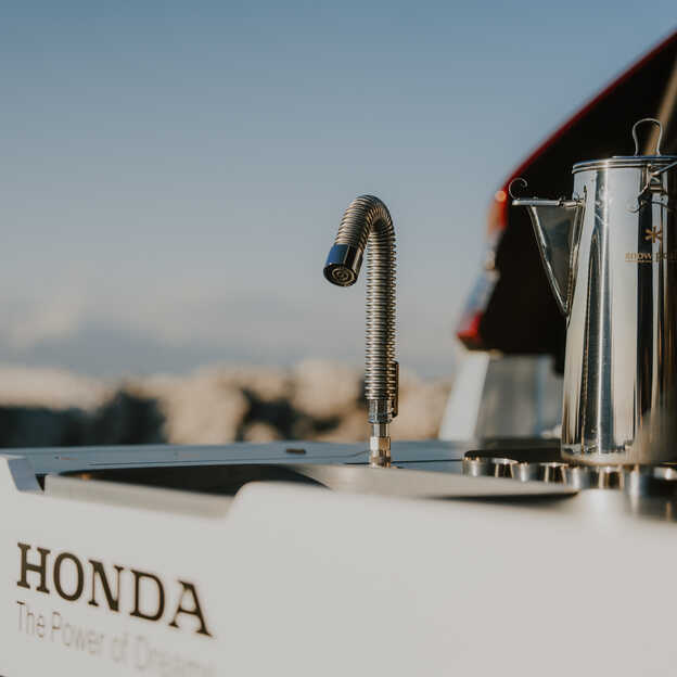 Christian Horner v hybridním SUV Honda