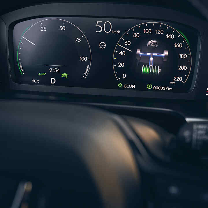 Detailní záběr digitálního displeje řidiče vozu Honda CR-V Hybrid