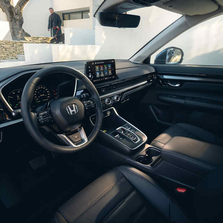Tříčtvrtinový pohled na interiér modelu Honda CR-V Hybrd SUV.